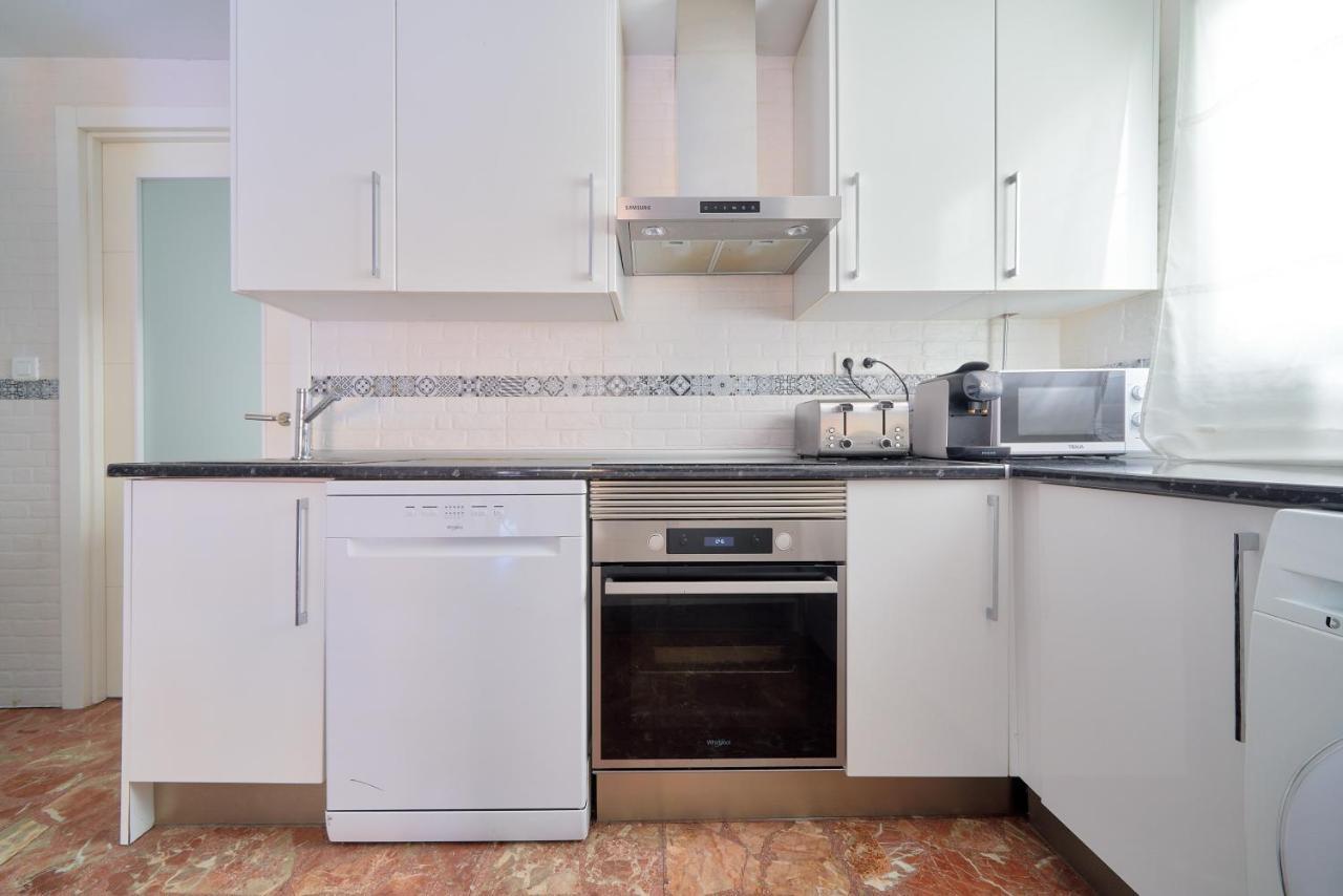 Sun-Kissed Getaway Apartment Малага Екстериор снимка