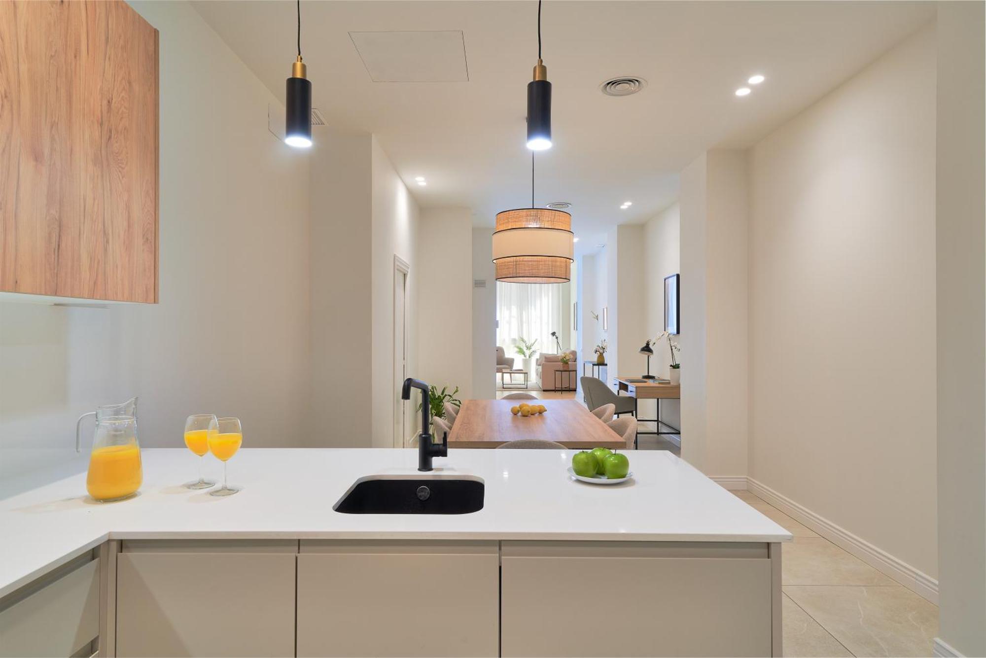 Sun-Kissed Getaway Apartment Малага Екстериор снимка